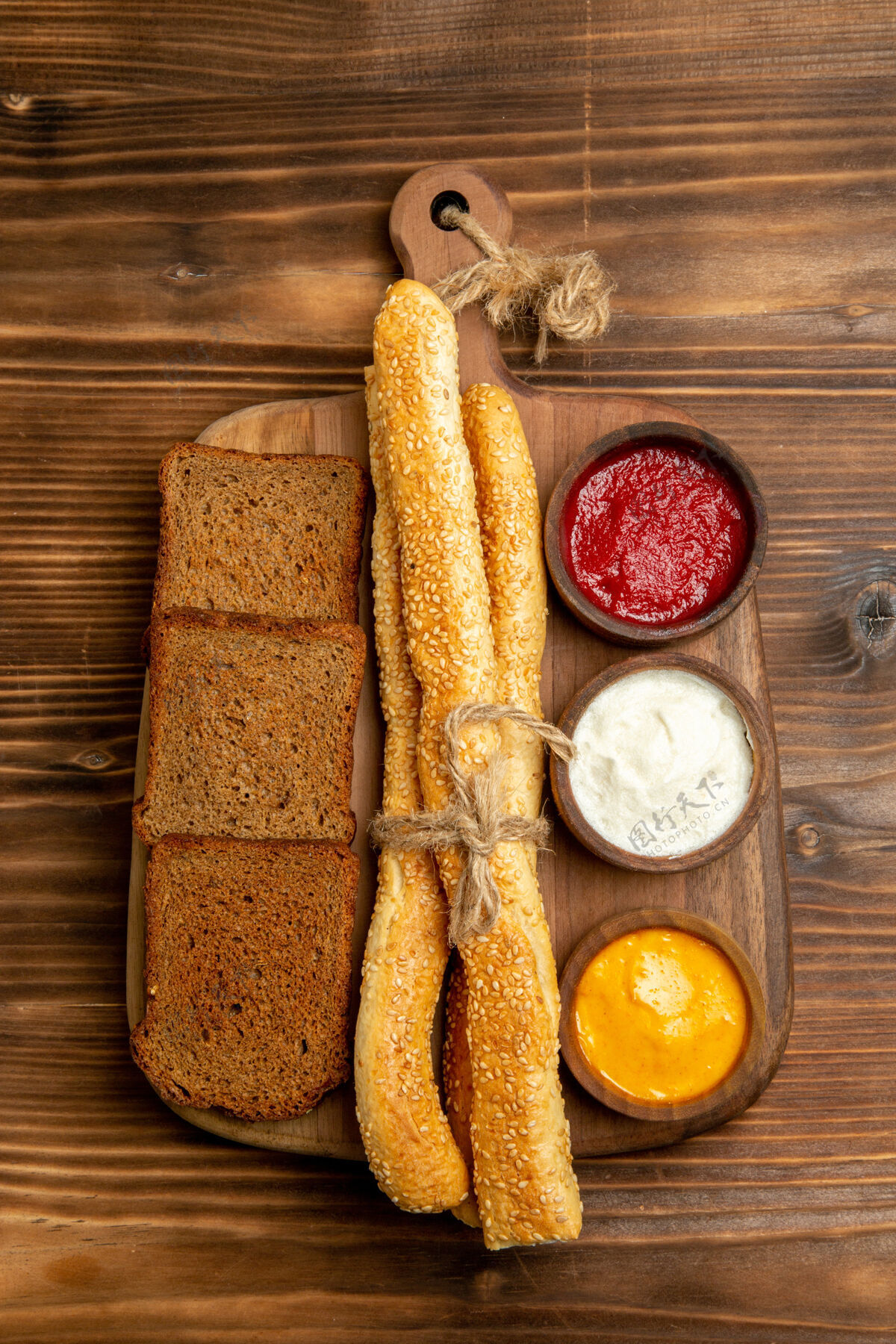 水果顶视图黑面包面包面包和调味品在棕色桌子上食物面包面包面包面包辛辣桌子晚餐馒头