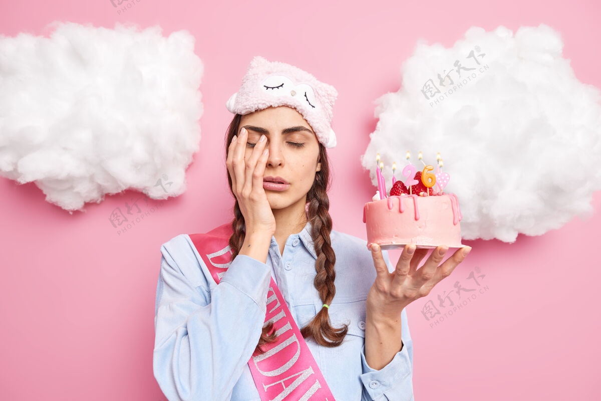 辫子女人在生日那天很早就醒了 手闭着眼睛 脸上拿着喜庆的蛋糕 额头上戴着睡衣 头上有两条梳成粉红色的辫子无聊睡眠面膜美味