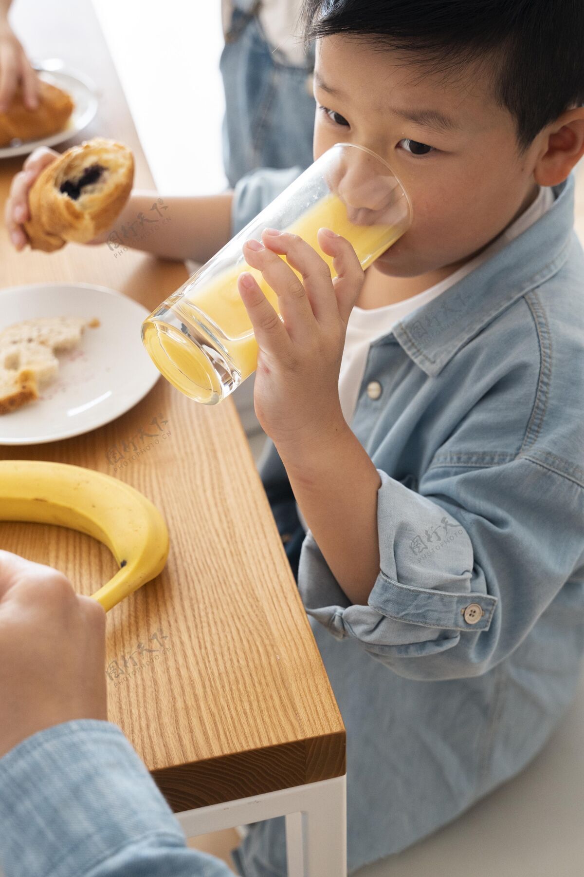 垂直靠近喝果汁的孩子孩子生活方式家庭