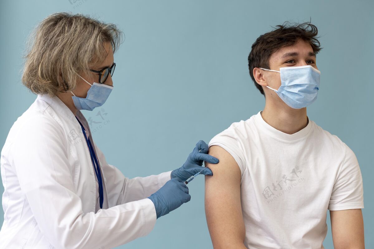 护理中枪男子接种疫苗医疗保健专业人士医疗水平