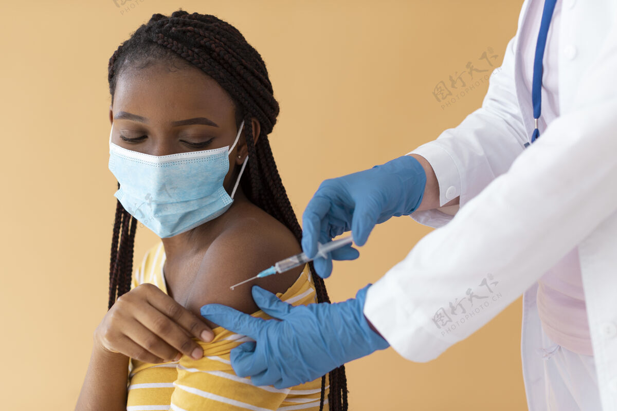 护理近距离注射疫苗的女人健康疫苗医生