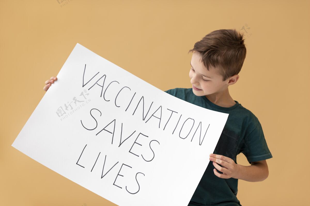 男孩中枪男孩拿着标语牌和信息保健疫苗医学