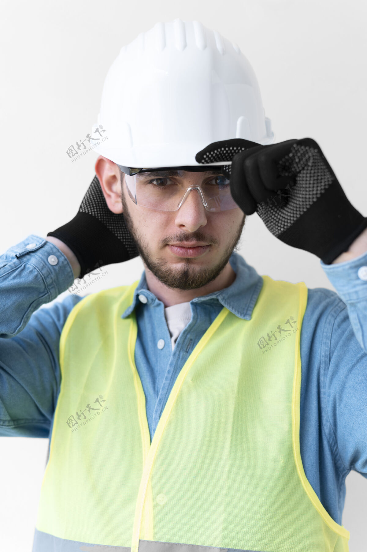 人男人戴着特殊的工业防护装备建筑衣服工作
