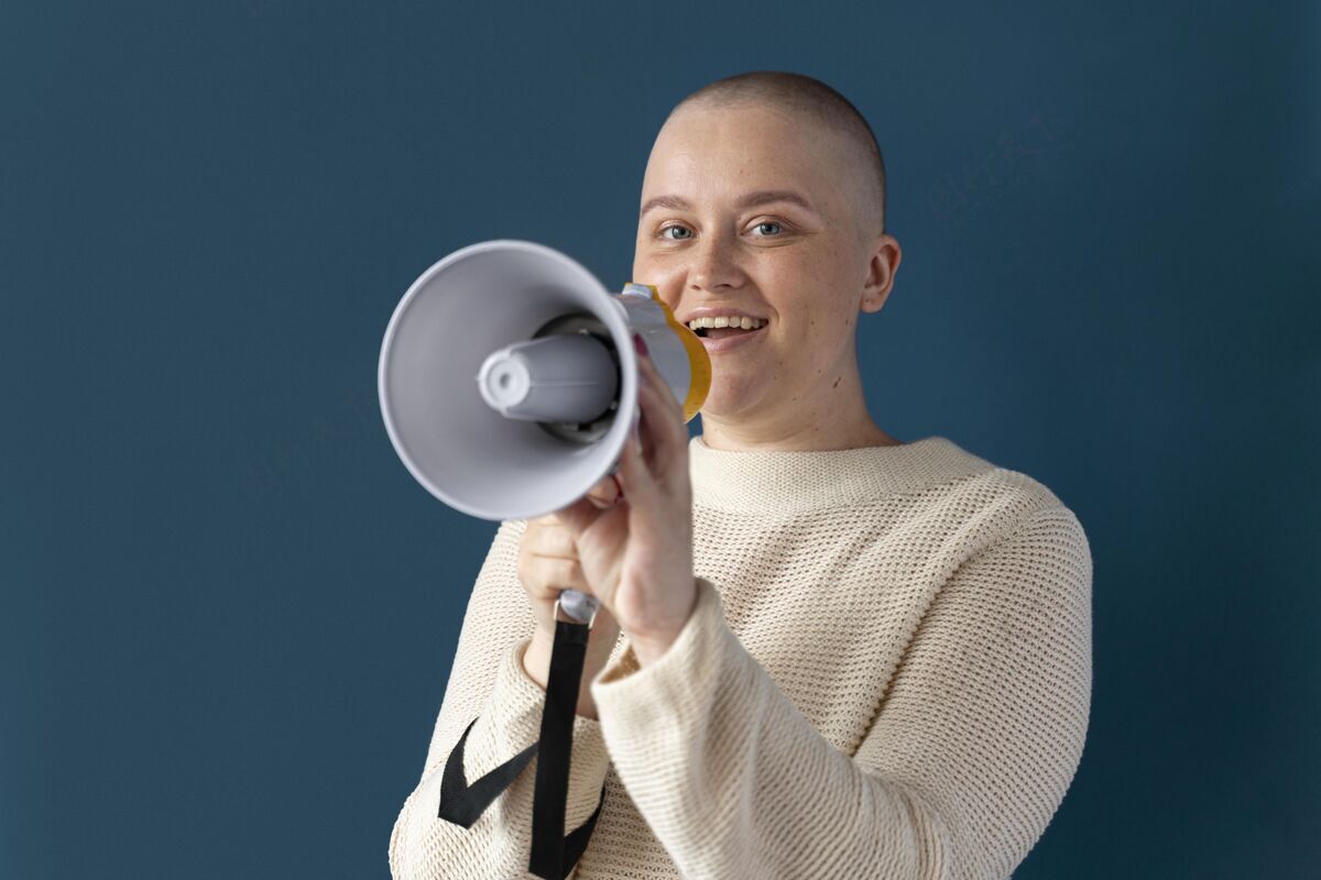 护理自信的女人对抗乳腺癌支持战斗乳腺癌
