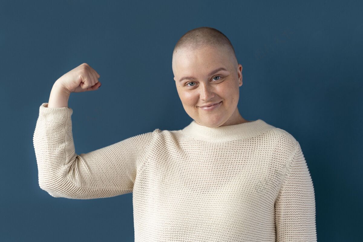 女人自信的女人对抗乳腺癌意识病人战斗