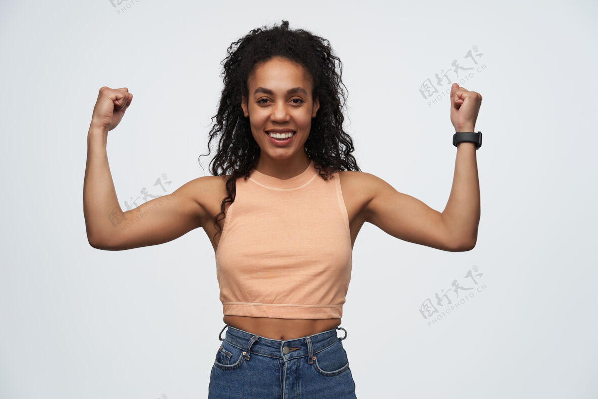 自信年轻的非洲裔美国女孩笑容灿烂 展示她的肌肉时尚深色美式