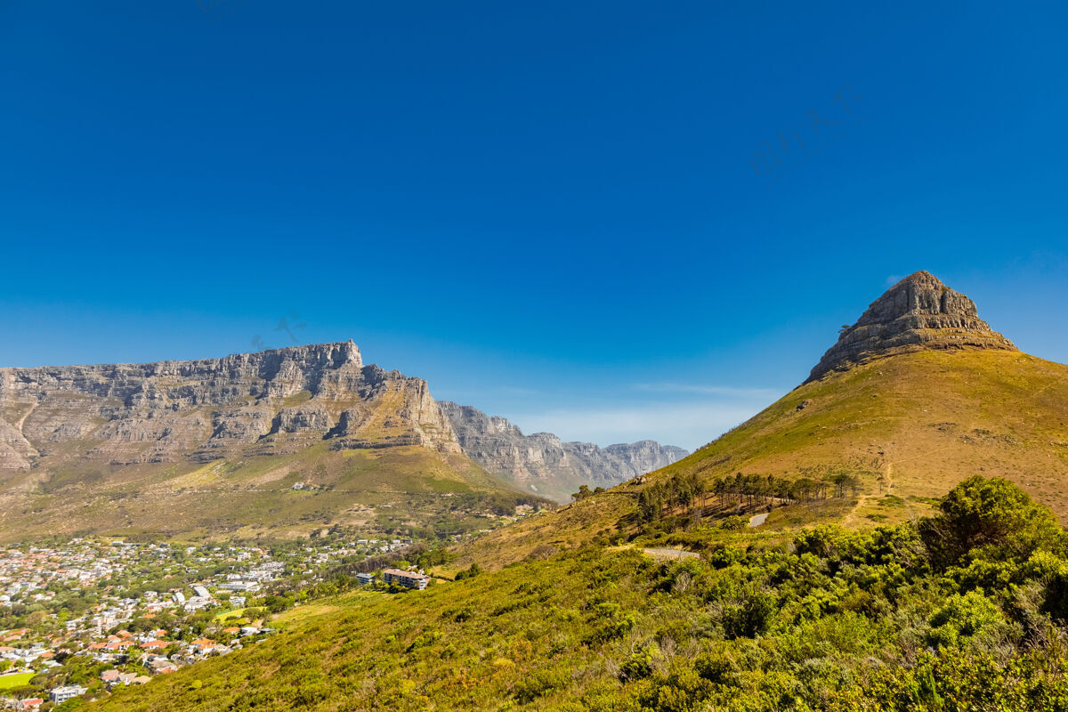 海角南非开普敦一座落基山脉后面的城市景观山山脉城市景观