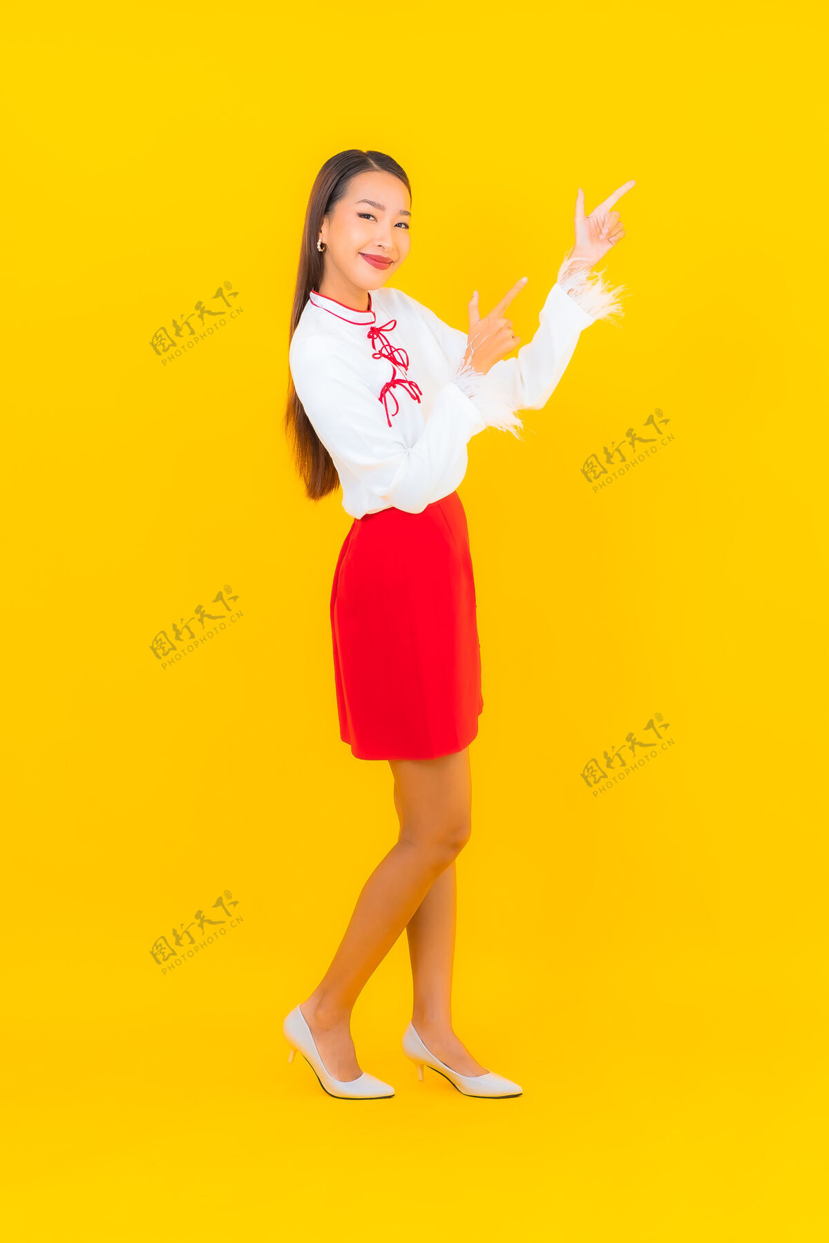 情人肖像美丽的亚洲年轻女子微笑在黄色的行动活力女性女人