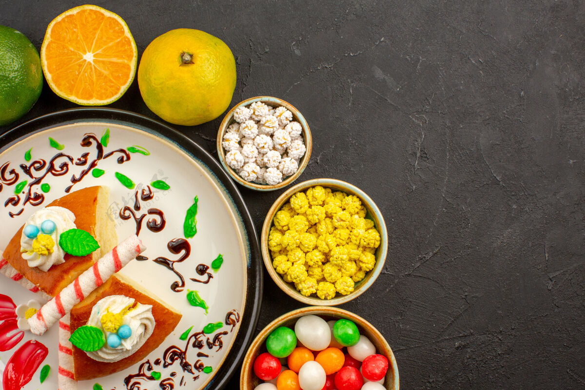 柑橘俯瞰美味的派片加糖果和新鲜的橘子放在深色的桌子上蛋糕甜饼干派水果健康鸡蛋蛋糕