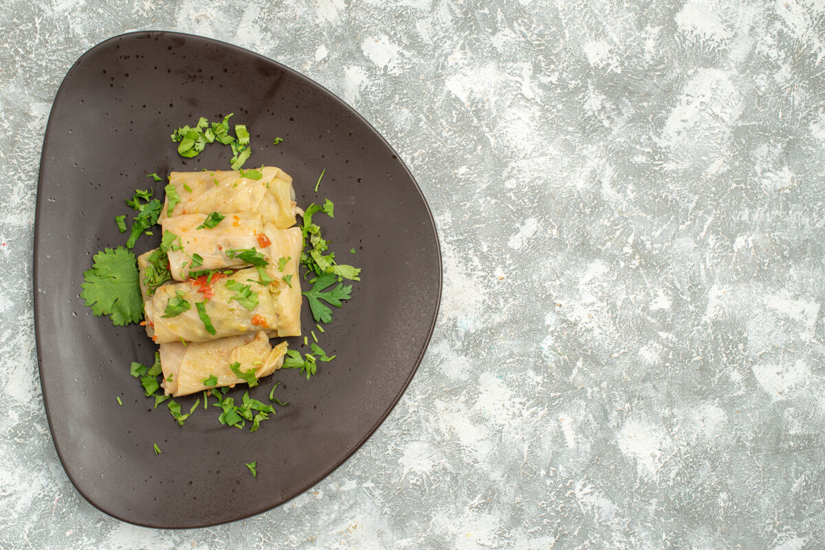 油俯瞰美味的卷心菜dolma由磨碎的肉和绿色的白色背景肉晚餐卡路里油菜食物热量炒锅午餐