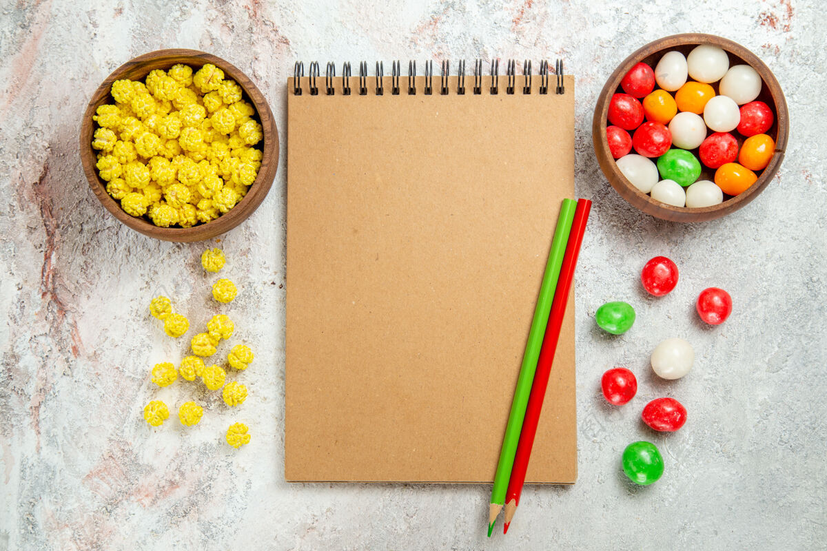 桌子俯瞰不同颜色的糖果在白色的桌子上 彩色的糖果糖糖果容器食品