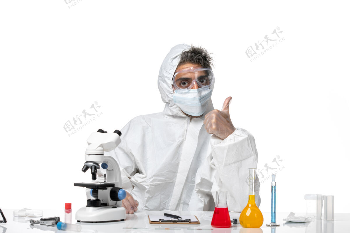 病毒一个穿着防护服 戴着面具的男医生摆着白色的姿势正义外套健康