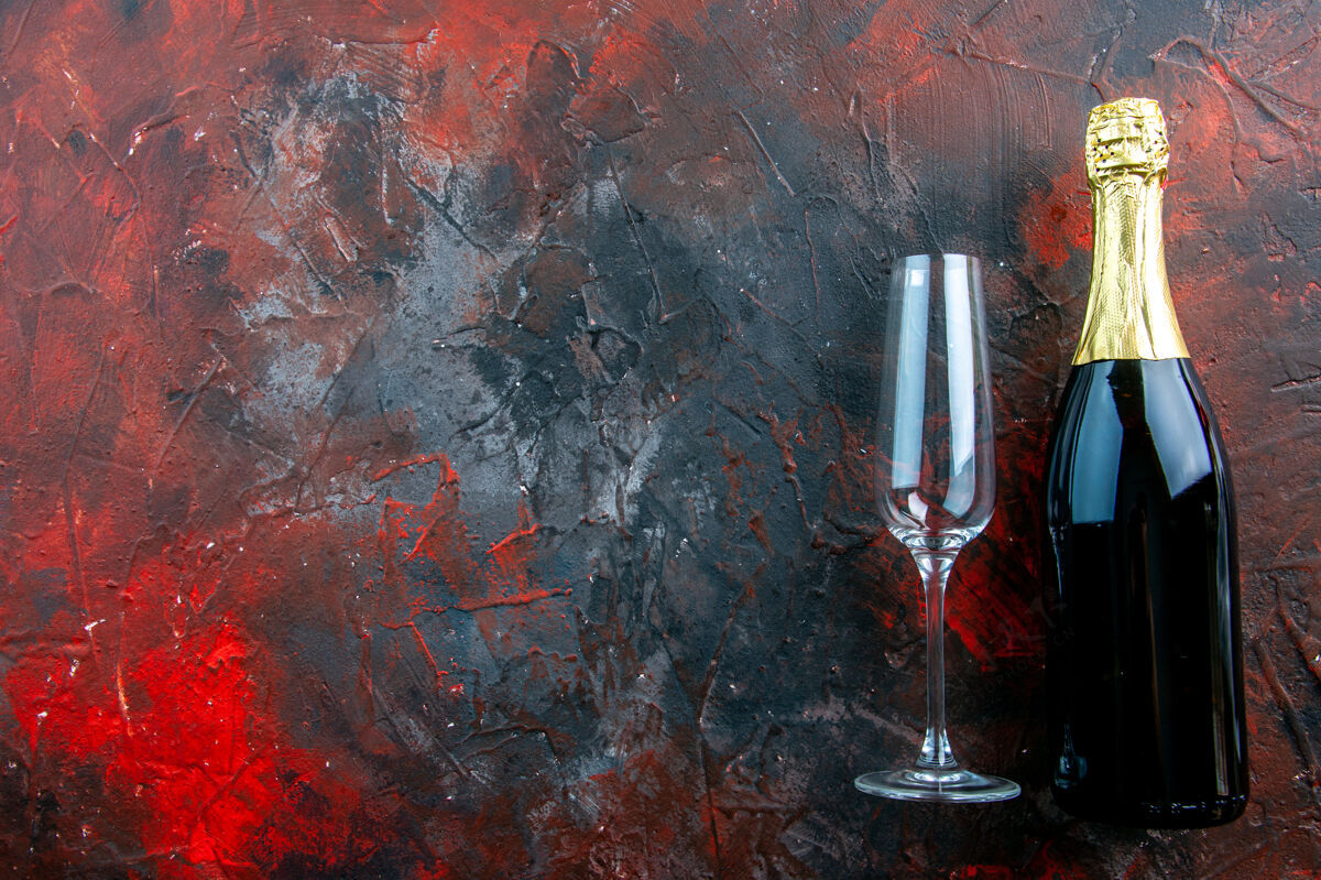 庆典顶视图一瓶香槟酒配上酒杯上的深色酒精彩照饮用酒杯酒杯酒精