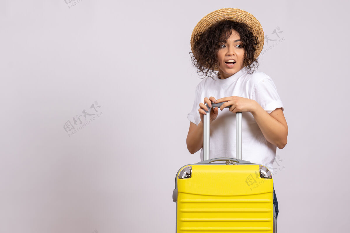 年轻女性正面图年轻女性带着黄包准备在白色背景上旅行旅游度假飞机航行彩色休息休息包飞行