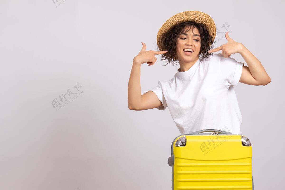 人正面图年轻女性带着黄包准备在白色背景上旅行度假旅行彩色航班旅游飞机休息休息包航程