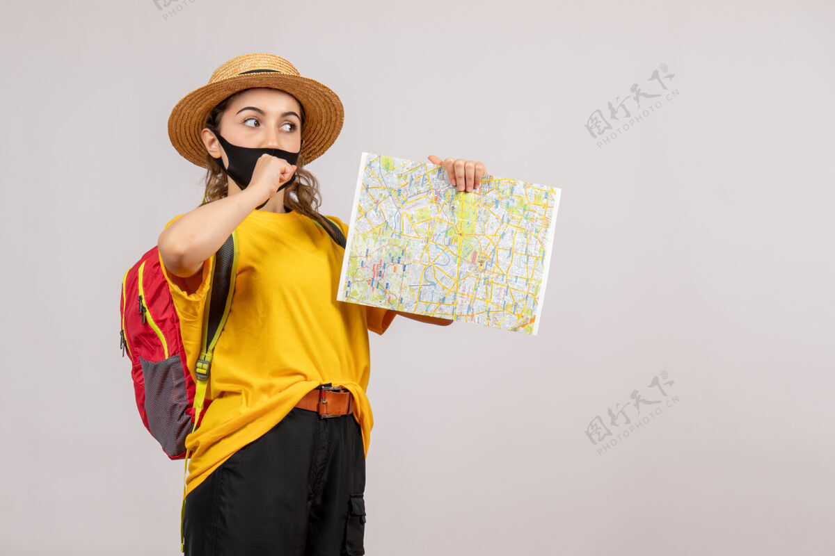 成人背着红色背包的年轻女旅行者举着灰色的地图表情红色可爱