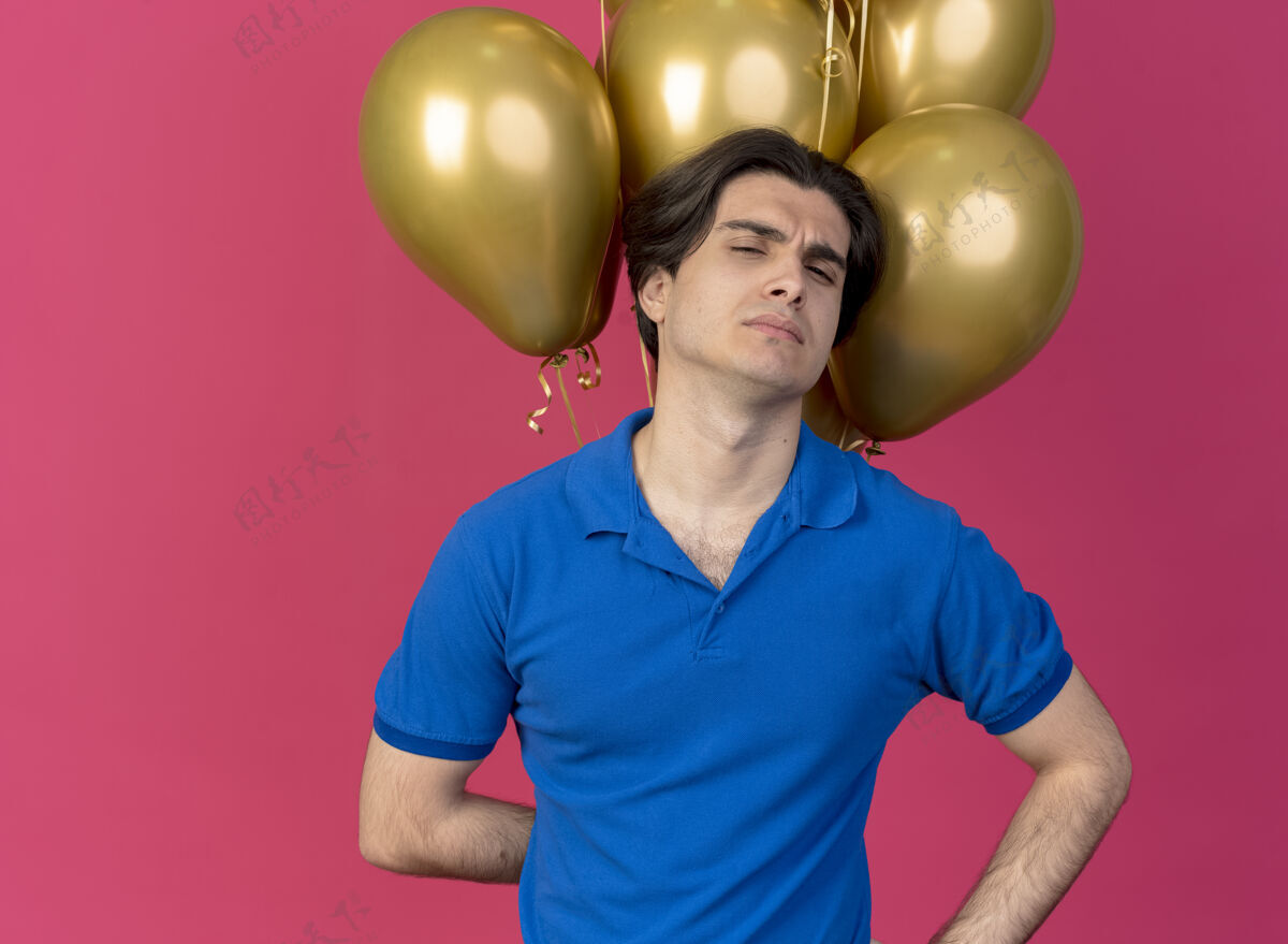 站着英俊的白人男子站在氦气球前氦气球复制