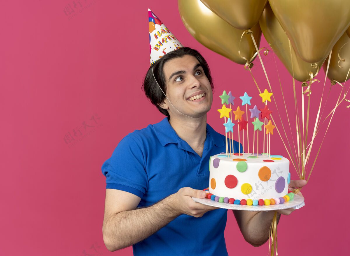 男人高加索帅哥戴着生日帽 手里拿着氦气球和生日蛋糕复制蛋糕帅气