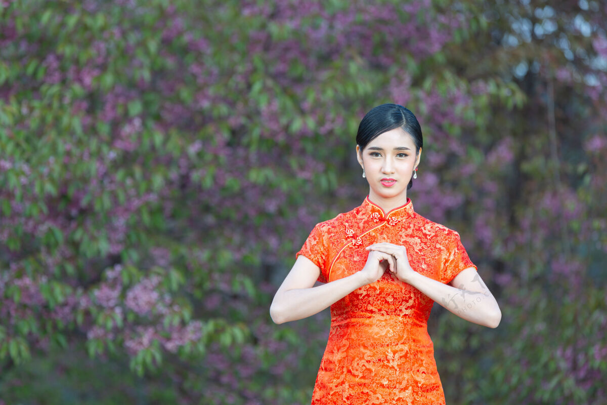 东方人中国新年 亚洲美女带着祝贺的手势年轻人年手势