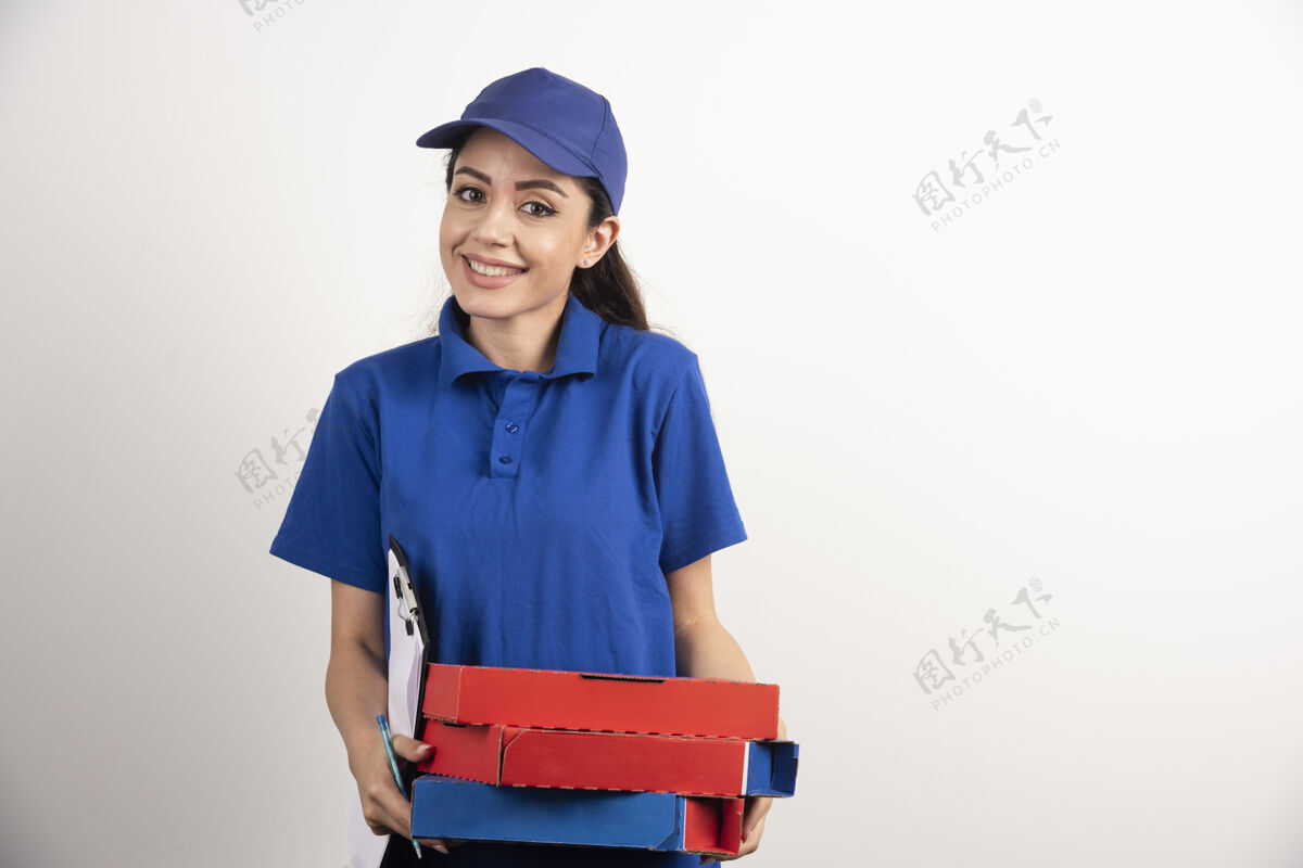 纸板积极的女信使与纸板比萨饼和剪贴板女人邮件工作