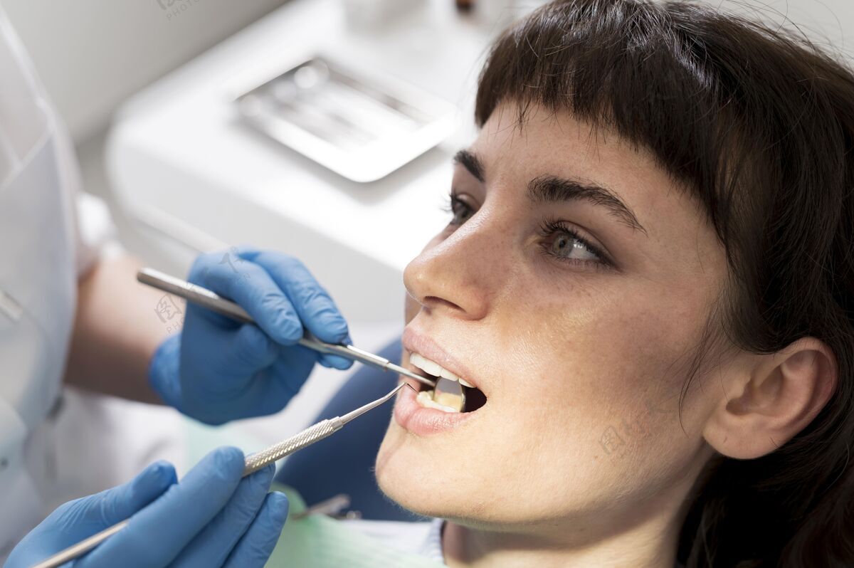 工作在牙医那里做手术的女病人从业者牙医就业