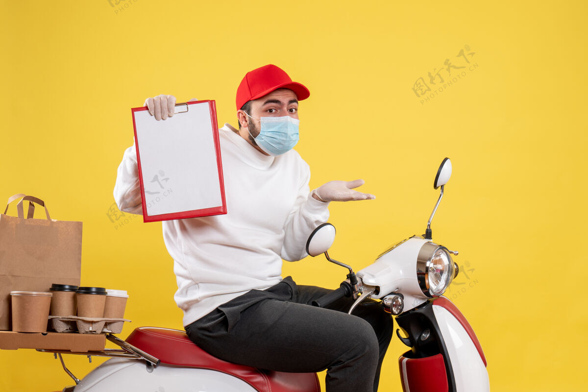 男人戴着面具的男信使拿着黄色的文件纸条便条文件流行病