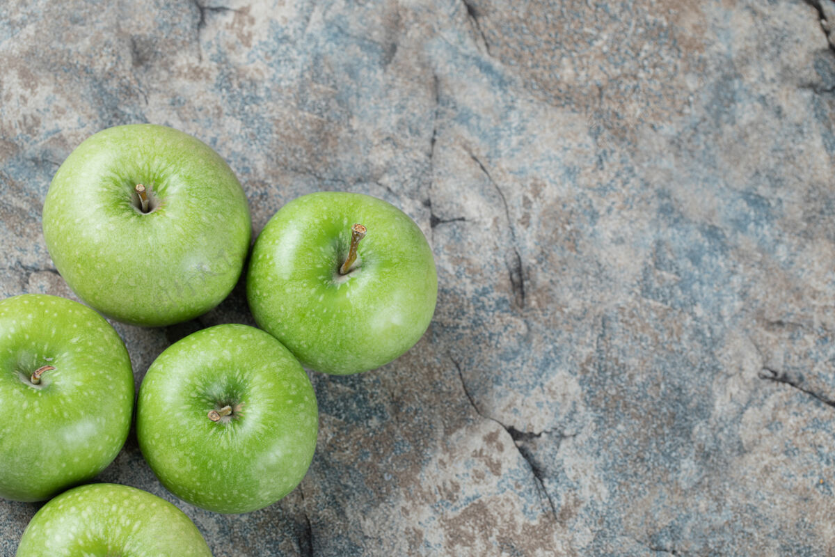 食物绿苹果被隔离在混凝土上蔬菜顶视图大理石
