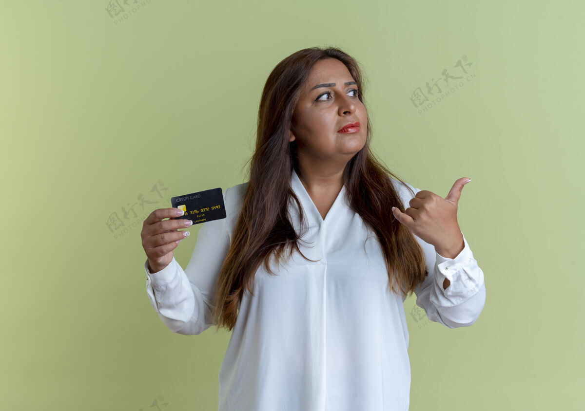 壁板看着边思考边随意拿着信用卡的白种中年女子 露出打电话的手势电话手势女人