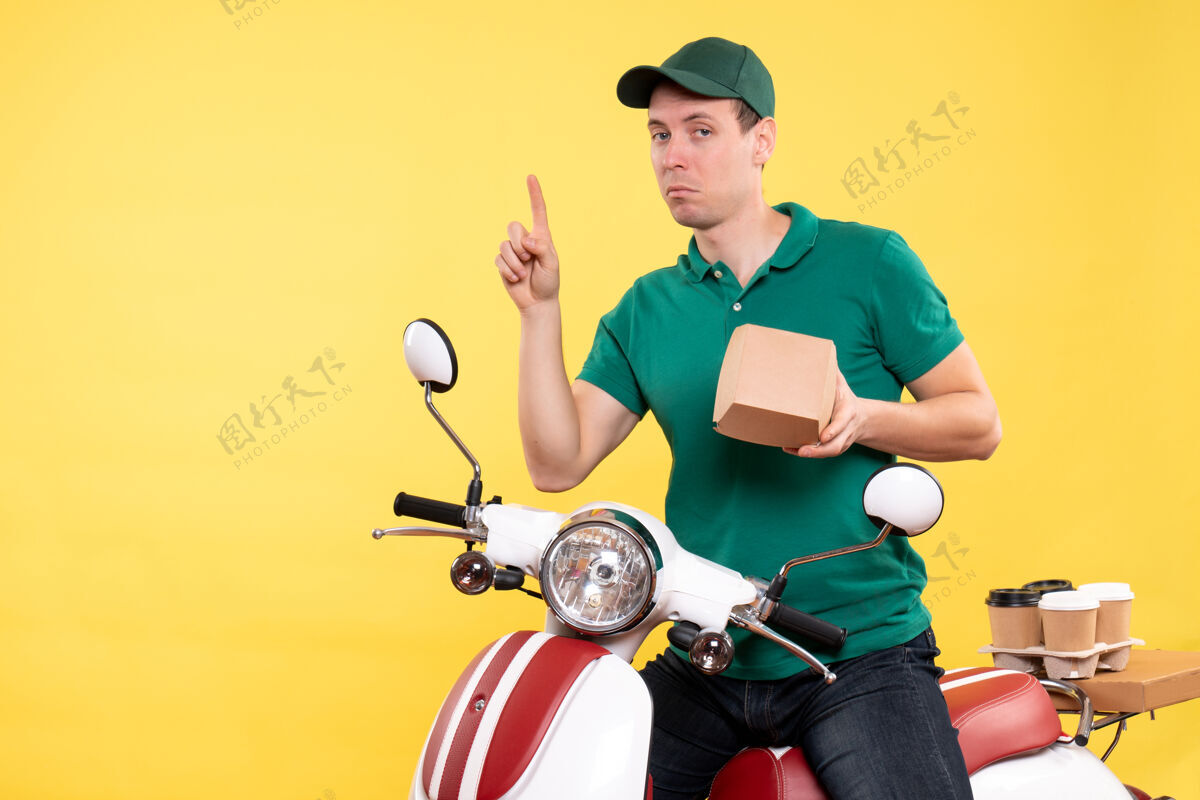 人正面图穿着制服的男信使拿着黄色的小食品包持有食品工作