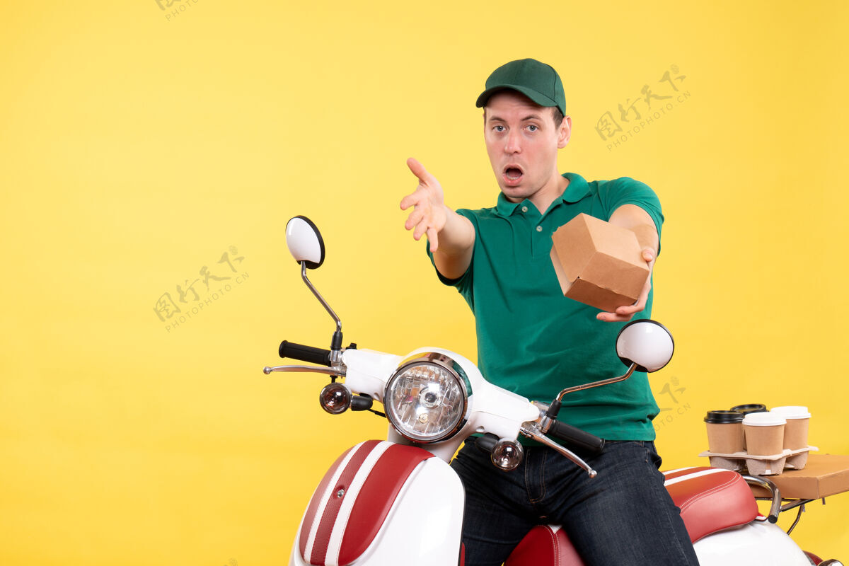 快餐正面图穿着制服的男信使拿着黄色的小食品包制服自行车工人