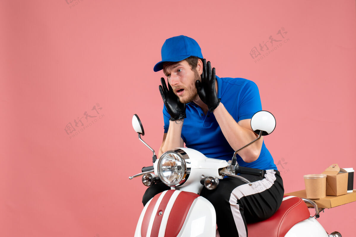 男快递正面图：穿着蓝色制服的男性快递员 穿着粉色制服摩托车快餐服务