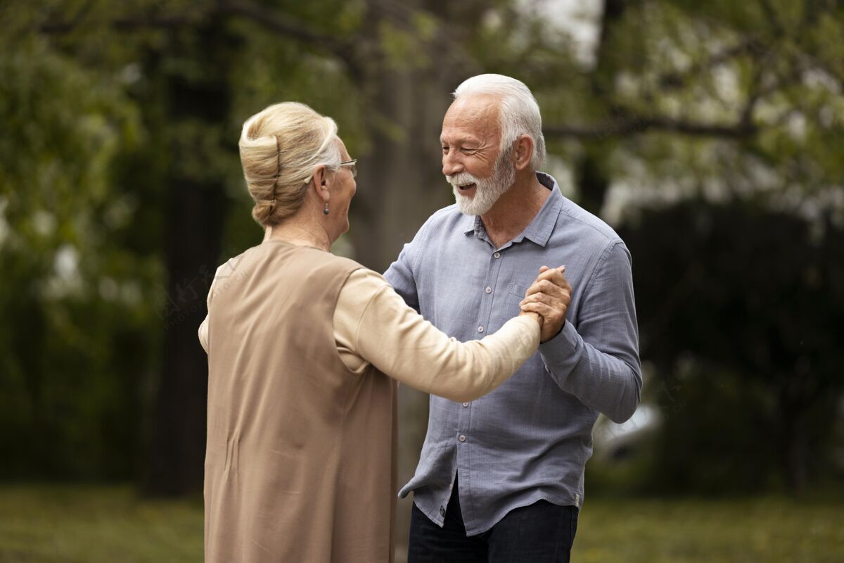 成人老两口在外面跳舞中镜头老年爱情