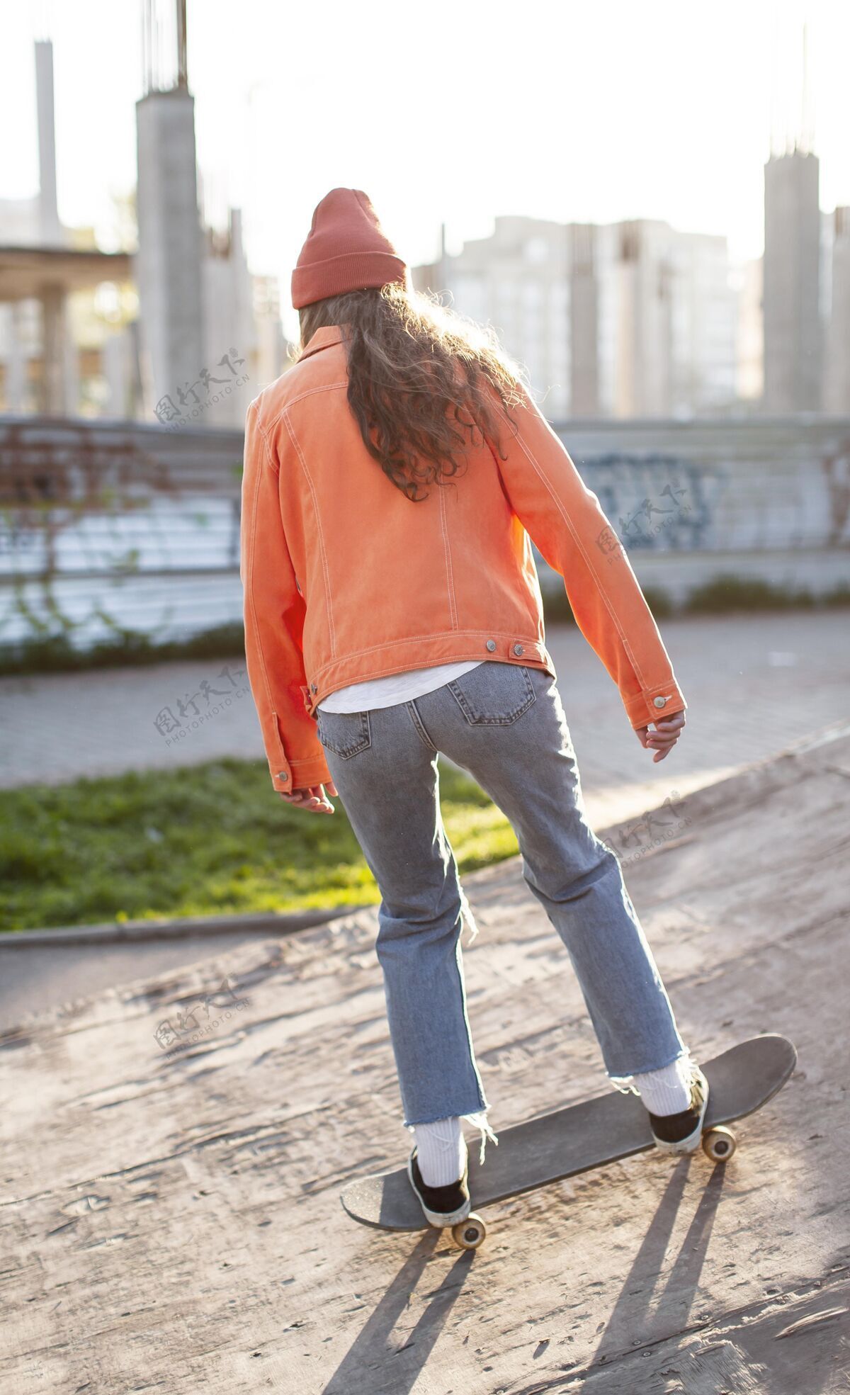 全速一个穿着溜冰鞋的年轻女孩青年街头生活方式
