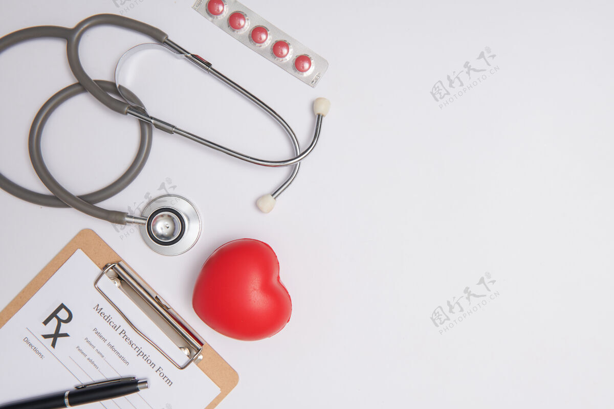 心脏病专家带心脏的听诊器木制桌上的听诊器和红心医院人寿保险概念世界心脏健康日概念药物或药房概念空的医疗表格准备使用诊断诊所诊断