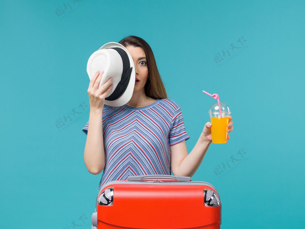 拥抱前视图妇女在度假举行的蓝色背景旅行度假海上旅行果汁成人肖像美丽