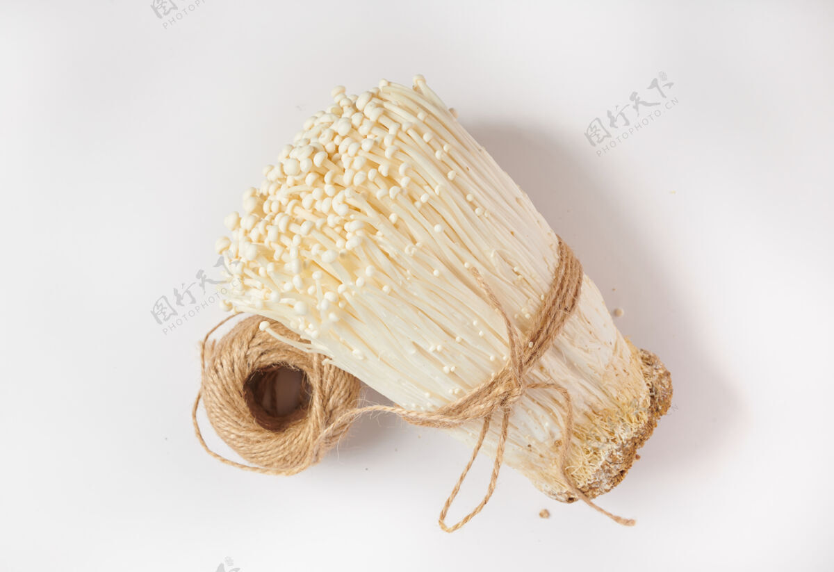 团体白色新鲜金针菇或香菇隔离在白色表面小生物束