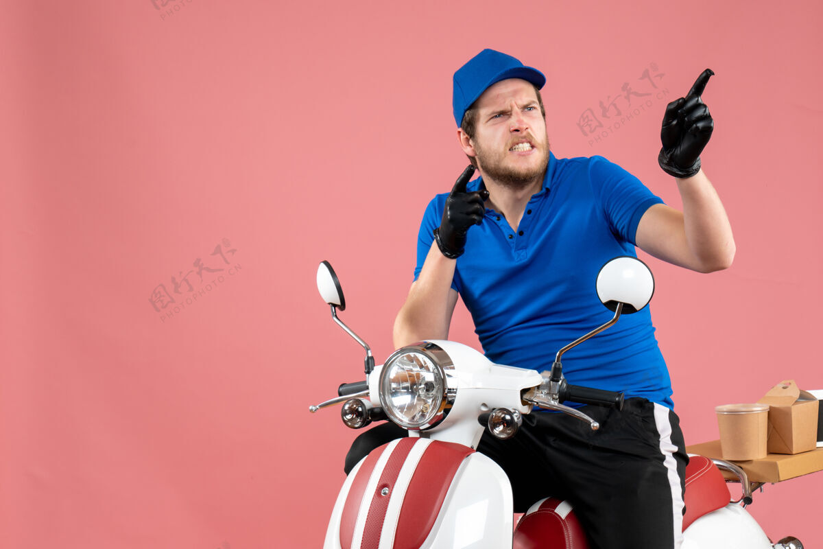 工作正面图：穿着蓝色制服的男性快递员 穿着粉色制服服务摩托车制服
