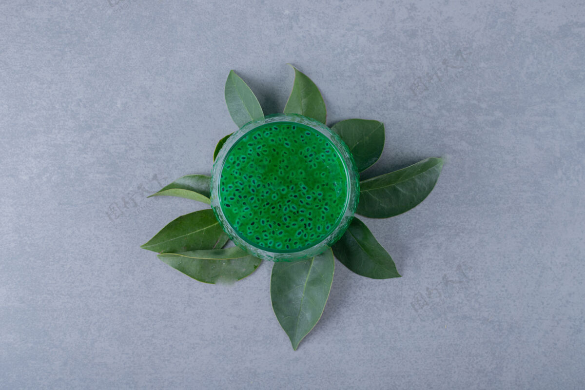 健康新鲜苹果汁的顶视图 绿色的叶子覆盖着灰色的表面有机营养素羽衣甘蓝