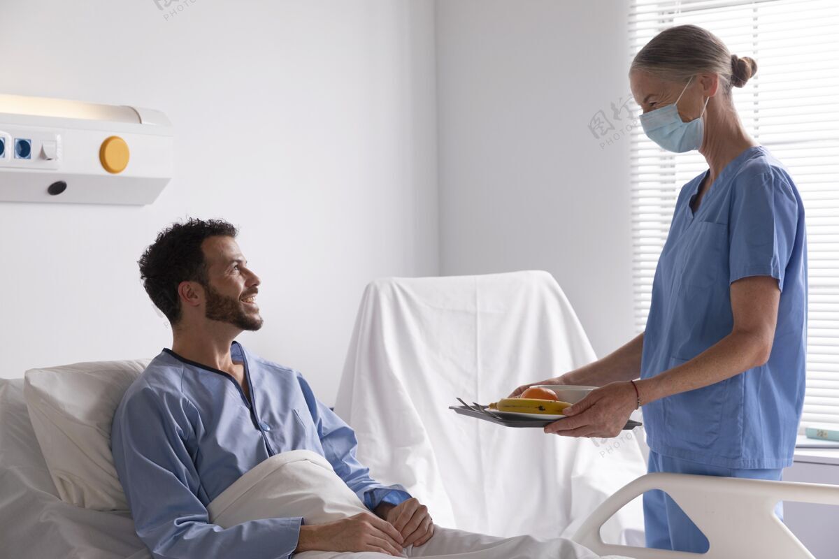 护士男病人在床上和护士说话女人医生疾病