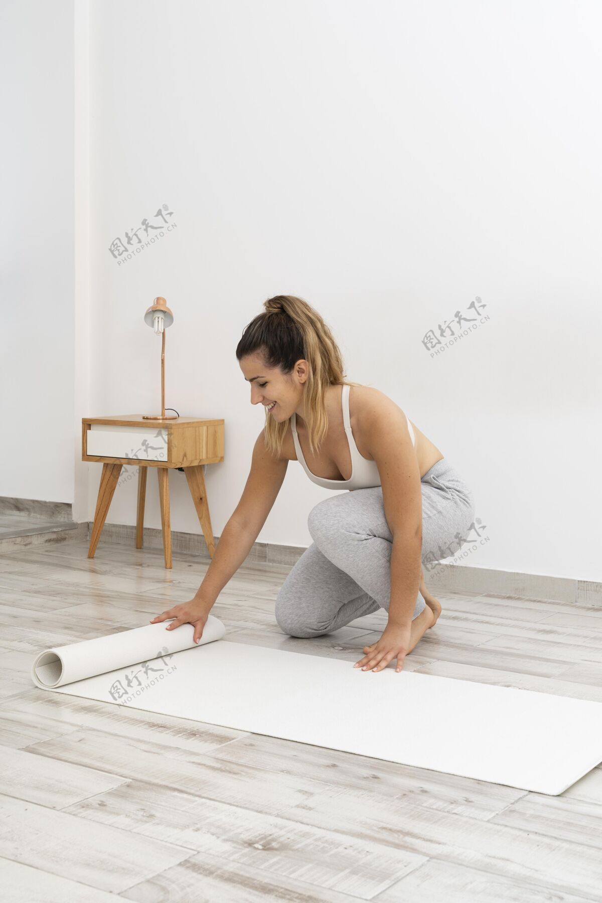 家具运动型女人在家做瑜伽房子精神室内