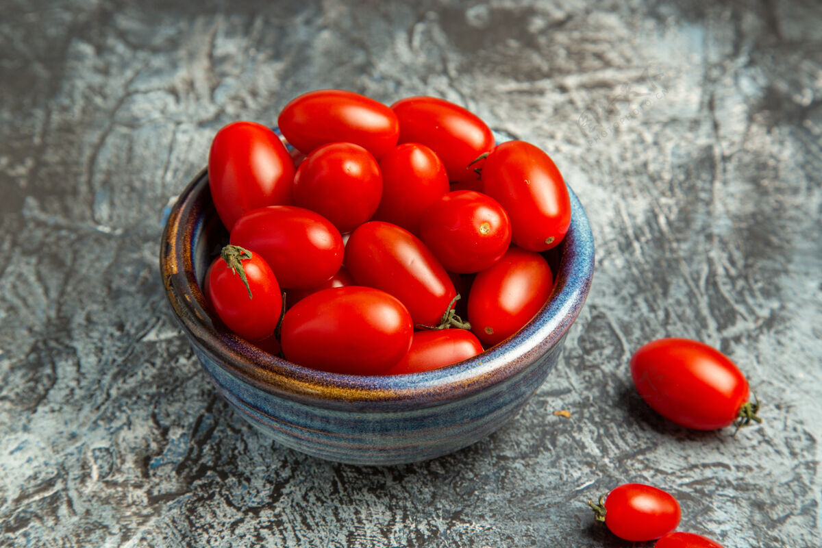 新鲜前视图新鲜的红色西红柿在黑暗的背景板内盘子西红柿背景