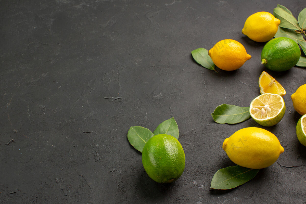 柑橘在黑暗的书桌上可以看到新鲜的柠檬和酸味的水果健康水果农产品