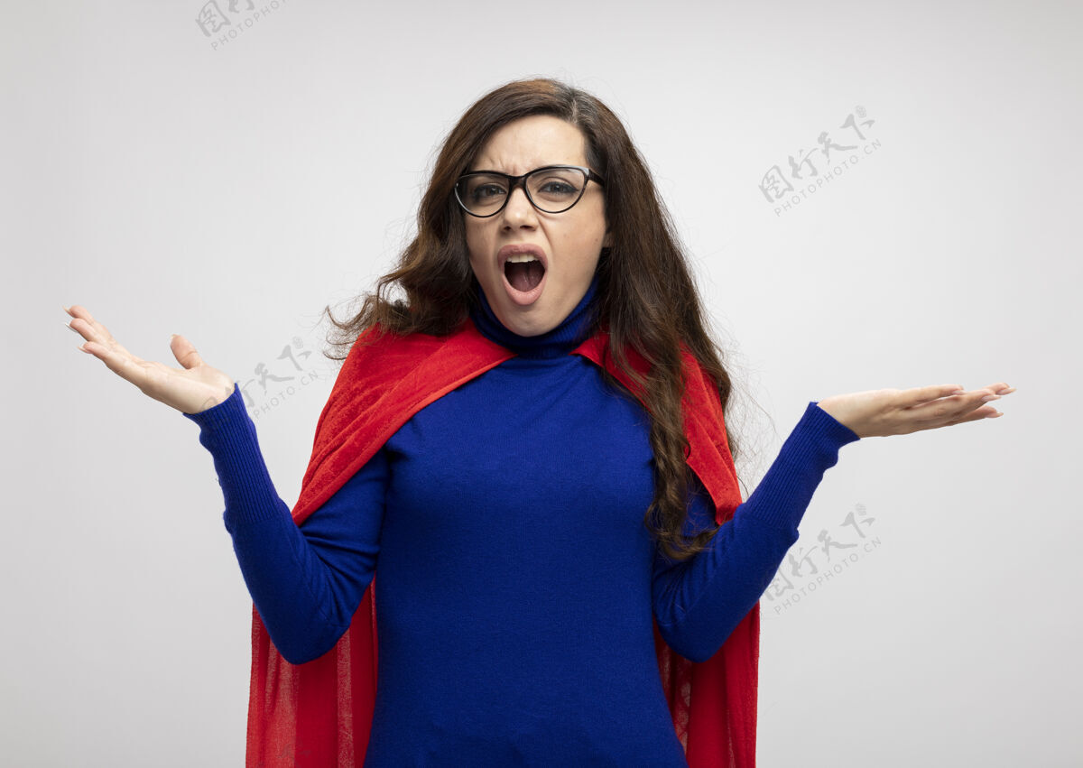 开放恼怒的高加索超级英雄女孩戴着眼镜 披着红色斗篷 双手张开放在白色的脸上手眼镜斗篷