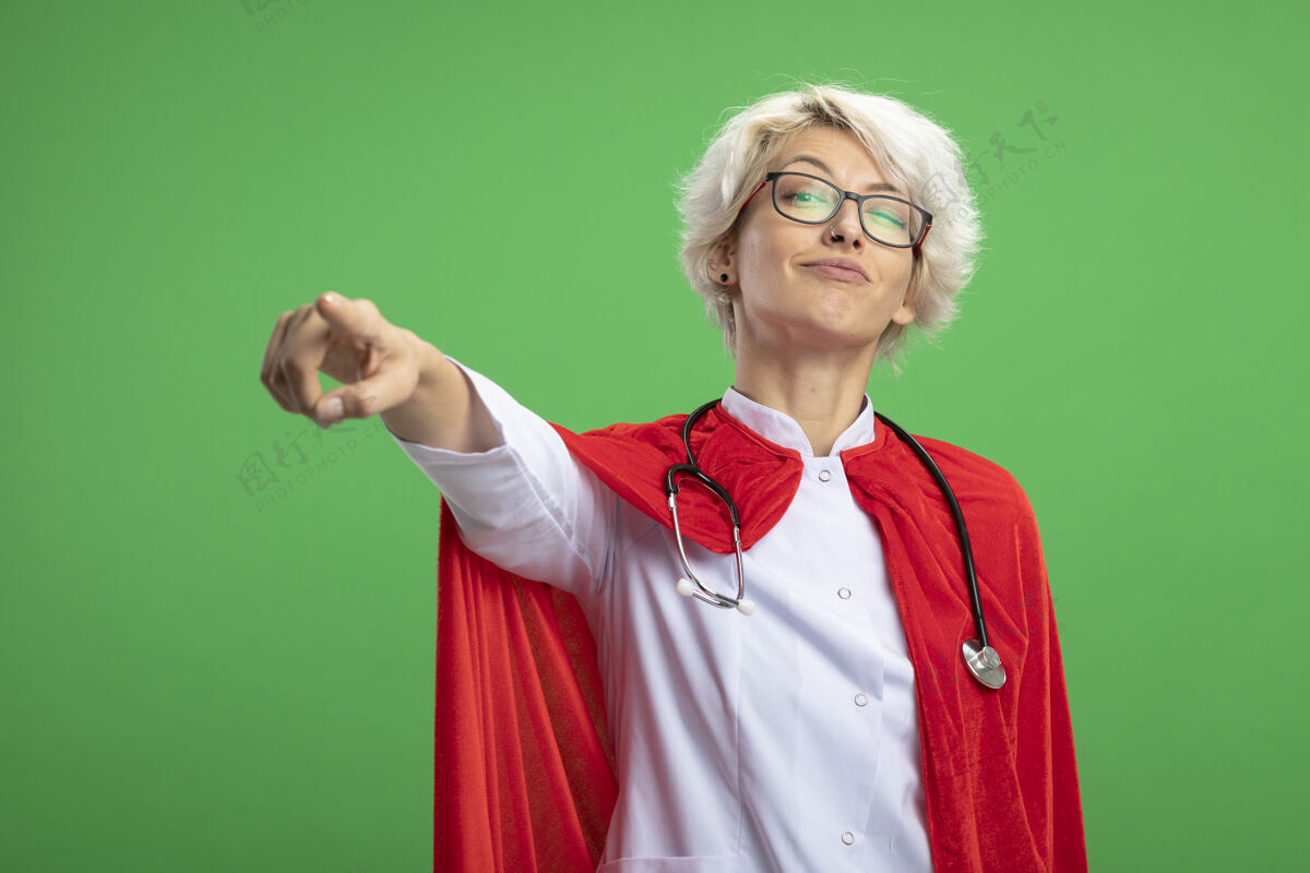 尖穿着医生制服 戴着红色斗篷 戴着光学眼镜的听诊器的斯拉夫超级英雄光学女士超级英雄