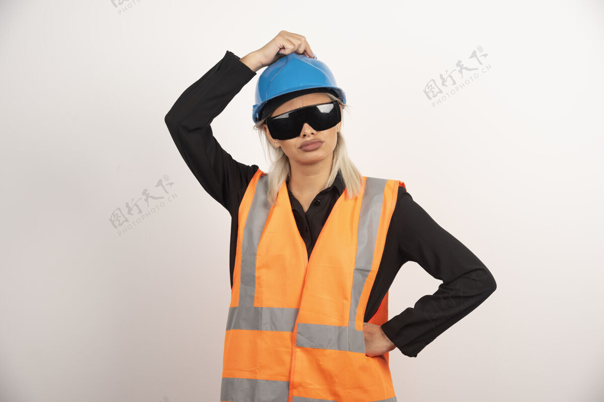 女人年轻的女建筑工人戴着护目镜和头盔摆姿势高质量的照片安全帽女士建筑