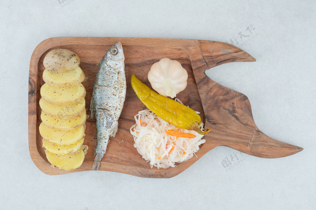 胡椒青鱼 煮土豆和泡菜放在木板上海鲜泡菜美味