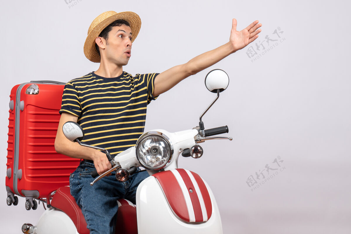 前面手推车上戴草帽的年轻人伸出手的前视图车辆伸手人