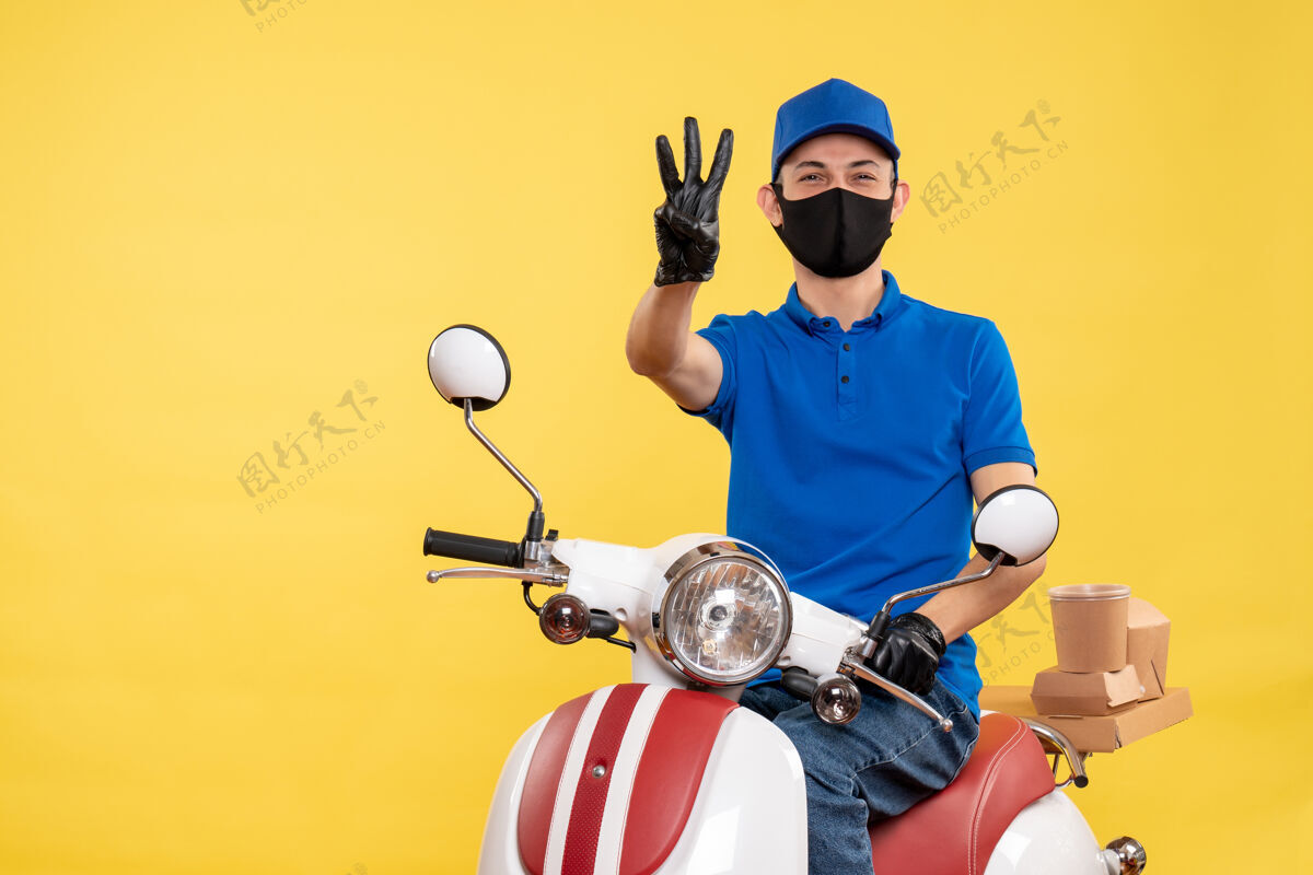 男人正面图黄色背景上穿着蓝色制服的年轻男性信使流行前面制服