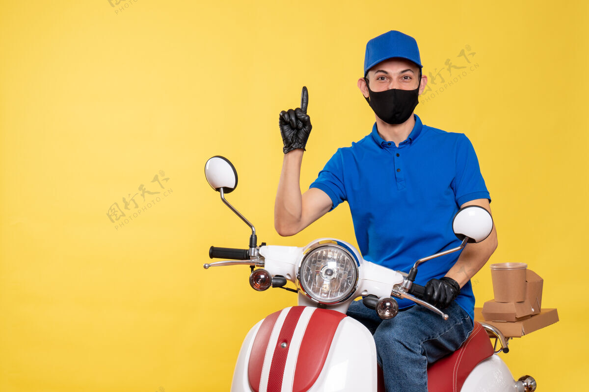 制服正面图：身穿蓝色制服 戴着黄色背景面具的年轻男性信使病毒摩托车视图