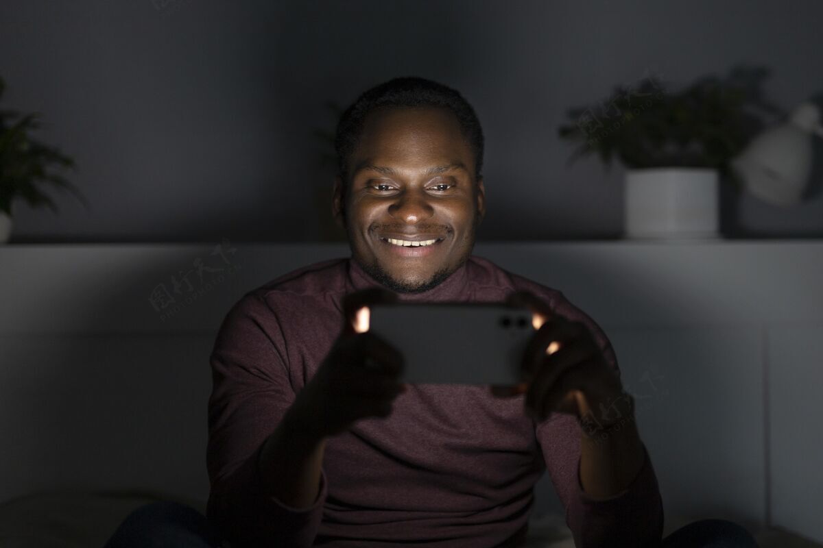 舒适非裔美国人在室内看netflix在线电影系列